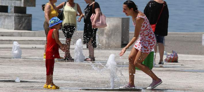 Καύσωνας στη Θεσσαλονίκη: Δεν άντεξαν τη ζέστη και «έκαναν επίθεση» στα συντριβάνια